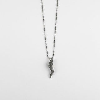 Collana pendente cornino puntinato medio  / argento brunito lucido