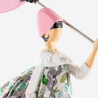 Lampada da tavolo Skitso Buga con ombrello rosa e vestito fantasia koala, realizzata a mano in legno e tessuto riciclato