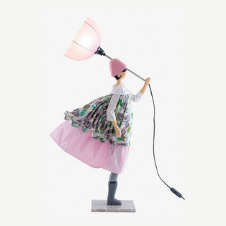Lampada da tavolo Skitso Buga con ombrello rosa e vestito fantasia koala, realizzata a mano in legno e tessuto riciclato