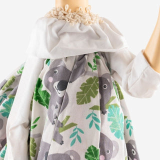 Lampada da tavolo Skitso Buga con ombrello rosa e vestito fantasia koala, realizzata a mano in legno e tessuto riciclato