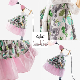 Lampada da tavolo Skitso Buga con ombrello rosa e vestito fantasia koala, realizzata a mano in legno e tessuto riciclato