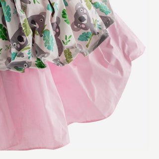 Lampada da tavolo Skitso Buga con ombrello rosa e vestito fantasia koala, realizzata a mano in legno e tessuto riciclato