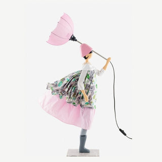 Lampada da tavolo Skitso Buga con ombrello rosa e vestito fantasia koala, realizzata a mano in legno e tessuto riciclato