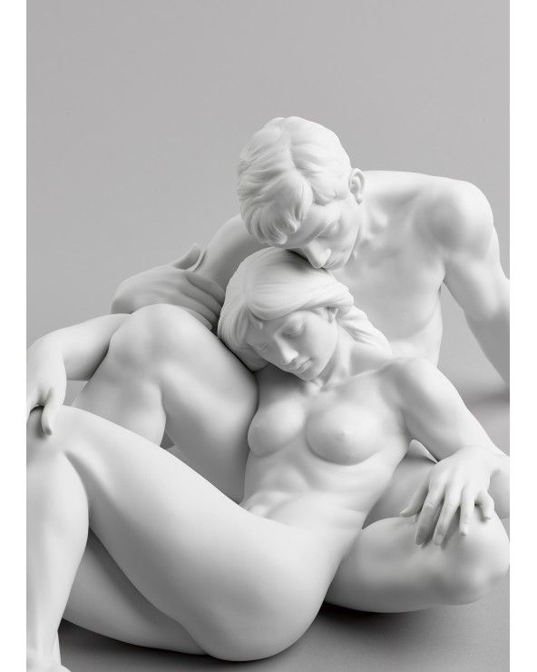 An everlasting moment Couple Sculpture