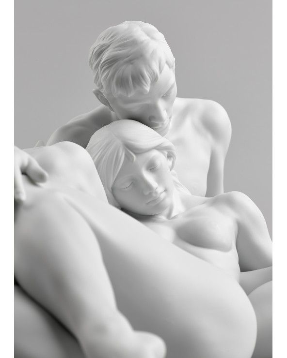 An everlasting moment Couple Sculpture