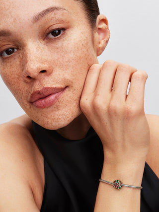Charm Traforato Festività con Placcatura in Platino e Smalto Marrone, Rosso e Verde