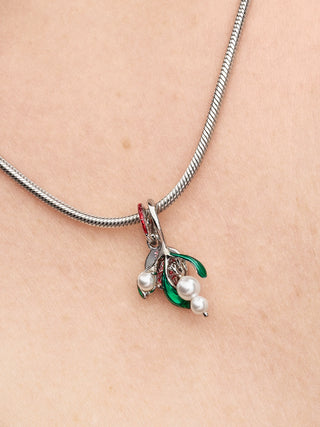 Charm Doppio Pendente Vischio con Placcatura in Platino, Perla Artificiale Laccata, Smalto Rosso e Verde
