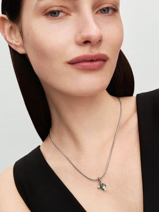 Charm Doppio Pendente Vischio con Placcatura in Platino, Perla Artificiale Laccata, Smalto Rosso e Verde