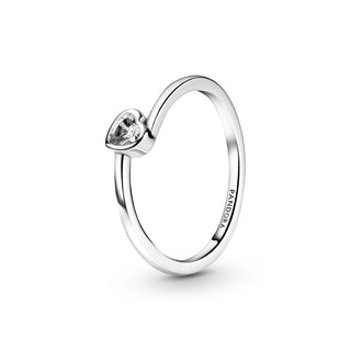 Pandora Anello con solitario a cuore obliquo incolore