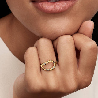 Oval Ring with Sinous Line and Luminous Stones