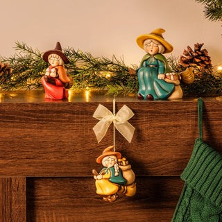 Befana Berta con regalo in ceramica, piccola Thun 5,3x9,3x11 cm - Armando Poggi Firenze