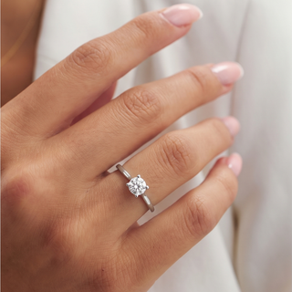 Anello Solitario in Oro Bianco 18kt con Diamante Punto Luce